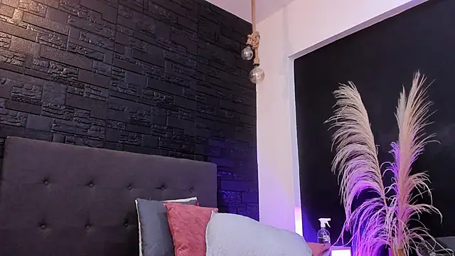 Maite Smith  online show from October 13, 2025, 12:29 pm