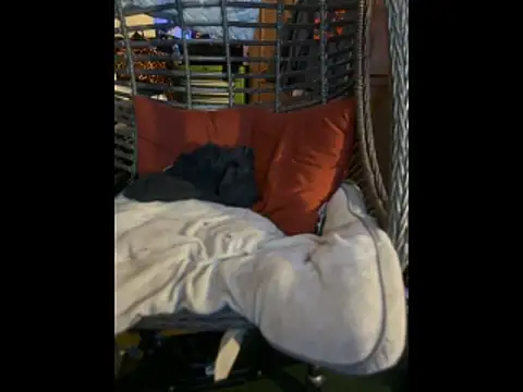 Polaroid White online show from December 17, 2025, 7:08 pm