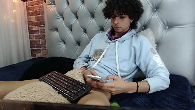 Snapshot of andres_ocasio chatting on March 11, 2025, 5:02 pm andres ocasio online show from March 11, 2025, 5:02 pm