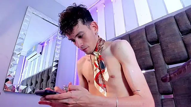 ValentinoMoreti online show from December 5, 2025, 5:50 am