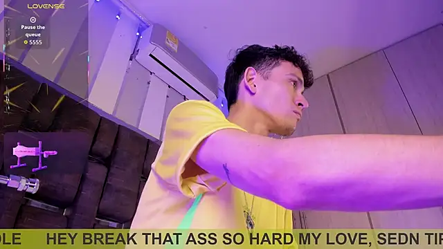 ValentinoMoreti online show from January 13, 2026, 6:17 am