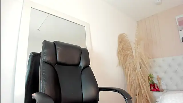 CHANELL 11INCHES online show from March 19, 2025, 11:03 pm