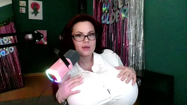Snapshot of Della_Ideal chatting on March 4, 2025, 8:27 pm Della Ideal online show from March 4, 2025, 8:27 pm