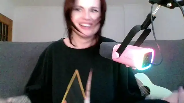 Snapshot of Della_Ideal chatting on March 5, 2025, 8:42 pm Della Ideal online show from March 5, 2025, 8:42 pm