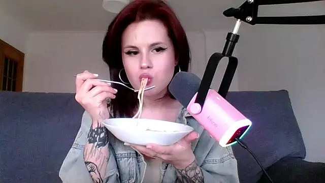 Snapshot of Della_Ideal chatting on March 6, 2025, 5:33 pm Della Ideal online show from March 6, 2025, 5:33 pm