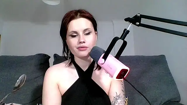 Snapshot of Della_Ideal chatting on March 13, 2025, 9:26 pm Della Ideal online show from March 13, 2025, 9:26 pm