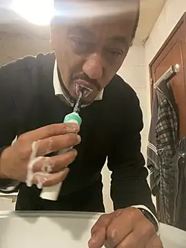 Snapshot of rogerdik76 chatting on January 14, 2026, 6:28 am rogerdik76 online show from January 14, 2026, 6:28 am