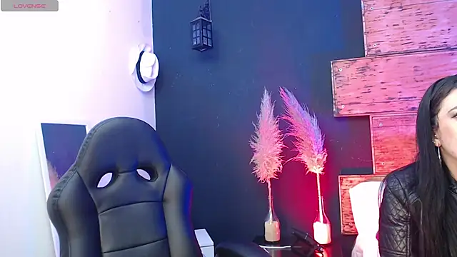 Snapshot of Bella_williamss_ chatting on March 5, 2025, 8:32 pm Bella williamss online show from March 5, 2025, 8:32 pm