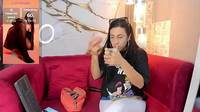 Snapshot of Bella_williamss_ chatting on February 7, 2026, 2:14 pm Bella williamss online show from February 7, 2026, 2:14 pm