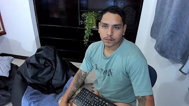 Snapshot of maxflurry_ chatting on March 22, 2025, 6:43 am maxflurry online show from March 22, 2025, 6:43 am