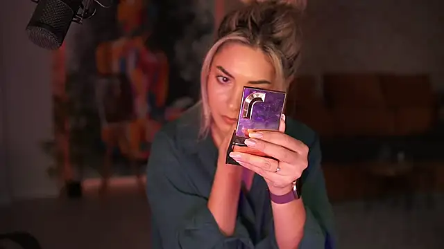 Snapshot of _Allie_ chatting on November 18, 2025, 5:55 am Allie online show from November 18, 2025, 5:55 am