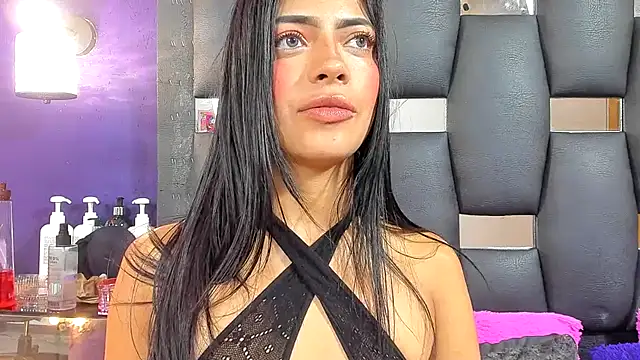 Snapshot of EMYCLARK01 chatting on January 18, 2026, 11:30 pm EMYCLARK01 online show from January 18, 2026, 11:30 pm