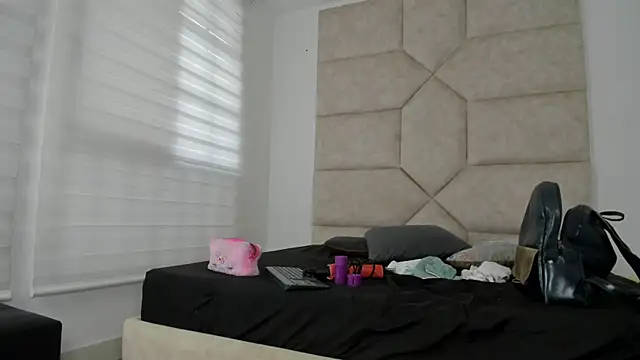 Snapshot of Vaiolett_Smith chatting on November 1, 2025, 12:10 pm Vaiolett Smith online show from November 1, 2025, 12:10 pm