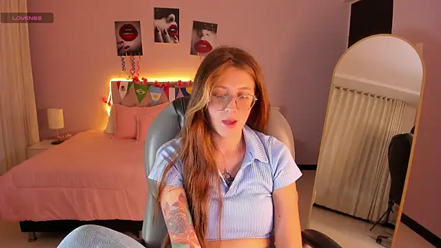 Snapshot of Emily_Warren_ chatting on June 24, 2026, 8:17 pm Emily Warren online show from June 24, 2026, 8:17 pm