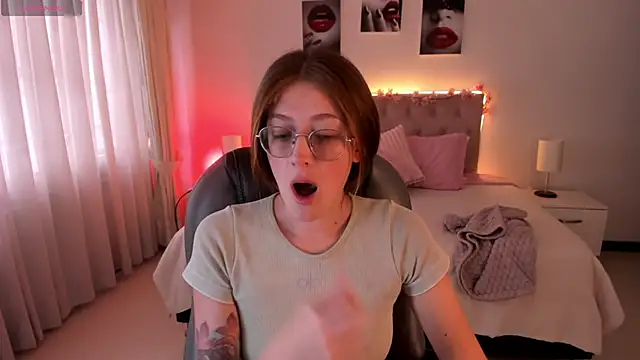 Snapshot of Emily_Warren_ chatting on October 16, 2025, 7:33 pm Emily Warren online show from October 16, 2025, 7:33 pm