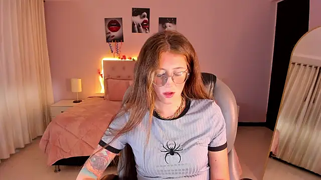 Snapshot of Emily_Warren_ chatting on July 23, 2026, 8:49 pm Emily Warren online show from July 23, 2026, 8:49 pm