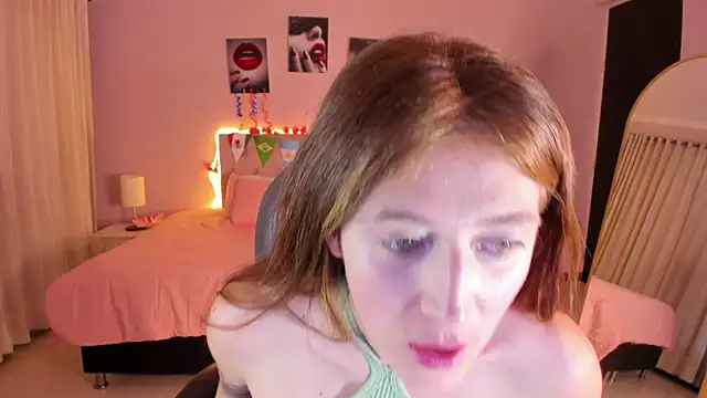 Snapshot of Emily_Warren_ chatting on June 19, 2026, 8:03 pm Emily Warren online show from June 19, 2026, 8:03 pm