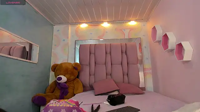 zephyra-angels online show from March 3, 2025, 4:21 am