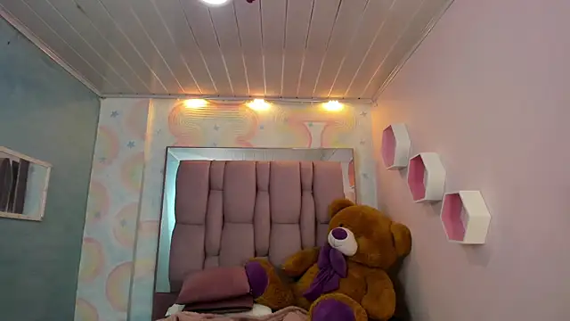 zephyra-angels online show from March 3, 2025, 10:28 am