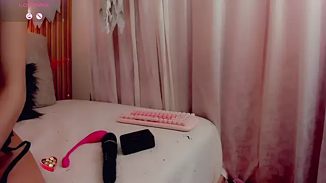 ValeriCardenas online show from October 18, 2025, 1:18 am