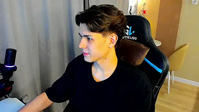 Snapshot of TravisRevas chatting on December 16, 2025, 4:33 pm TravisRevas online show from December 16, 2025, 4:33 pm