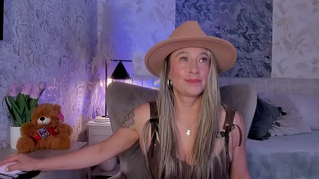 Liannaa  online show from October 17, 2025, 6:32 pm