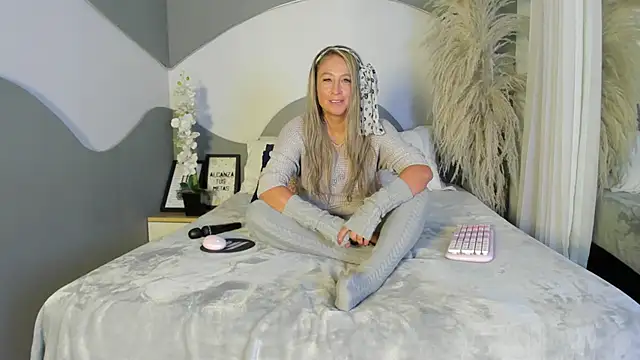 Liannaa  online show from April 18, 2026, 9:11 am