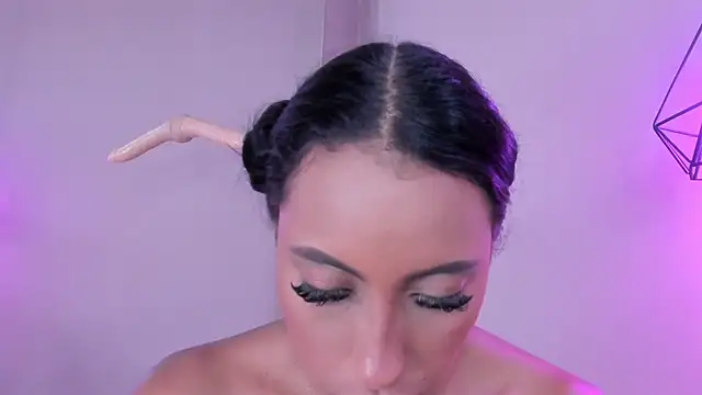 alahia betancurx online show from March 7, 2025, 5:49 pm