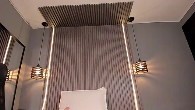 alahia betancurx online show from December 3, 2025, 2:16 pm