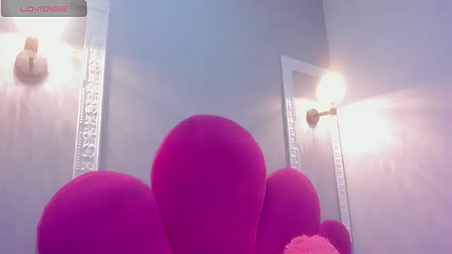 Bonniie 22 online show from December 4, 2025, 2:05 pm