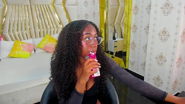 Snapshot of Qeen_blackk chatting on March 21, 2025, 6:51 pm Qeen blackk online show from March 21, 2025, 6:51 pm