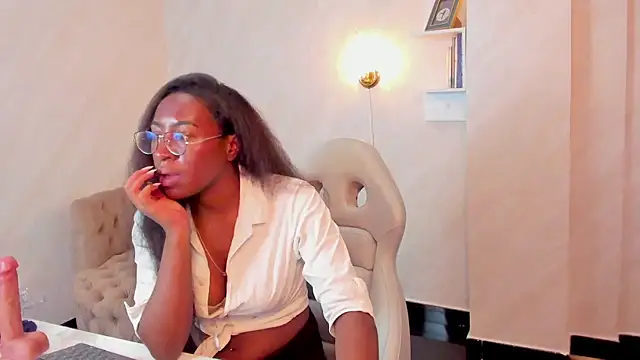 Snapshot of Qeen_blackk chatting on March 7, 2025, 7:05 pm Qeen blackk online show from March 7, 2025, 7:05 pm