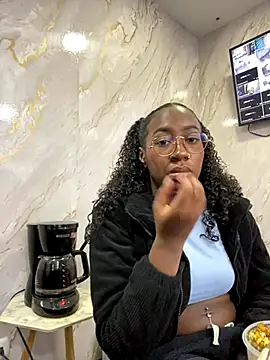 Snapshot of Qeen_blackk chatting on October 18, 2025, 8:55 pm Qeen blackk online show from October 18, 2025, 8:55 pm