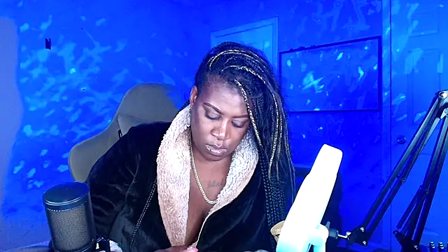 lovelyenigma365 online show from May 5, 2026, 3:42 am