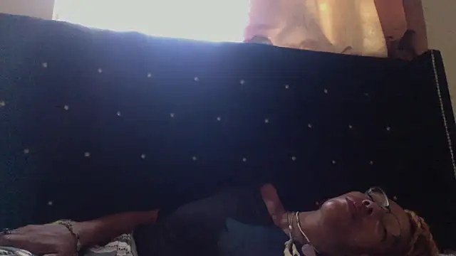 Ladyzee25 online show from October 21, 2025, 2:38 pm