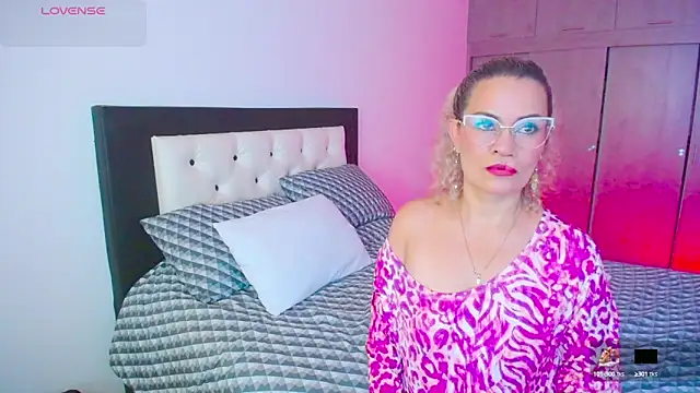 CarolinneFiotti online show from September 27, 2025, 1:17 pm