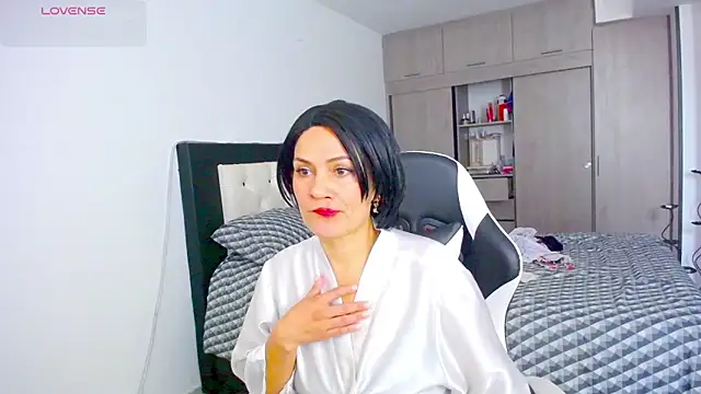 CarolinneFiotti online show from November 25, 2025, 2:28 pm