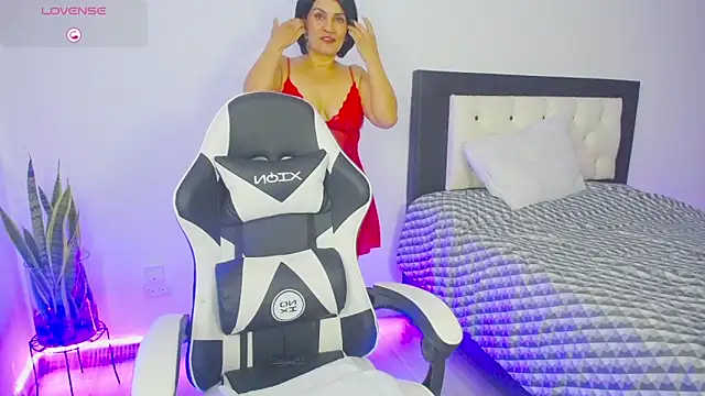 CarolinneFiotti online show from October 19, 2025, 7:49 pm