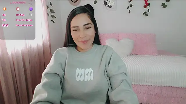 luna lgomez  online show from October 31, 2025, 2:02 pm