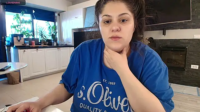 Layla- online show from March 21, 2025, 2:29 pm