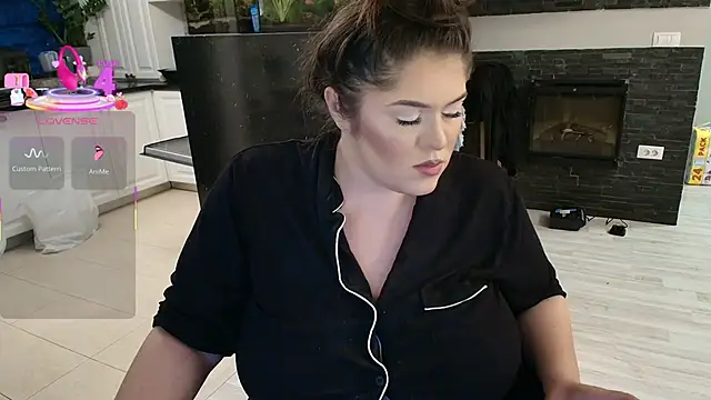 Layla- online show from November 28, 2025, 5:02 pm