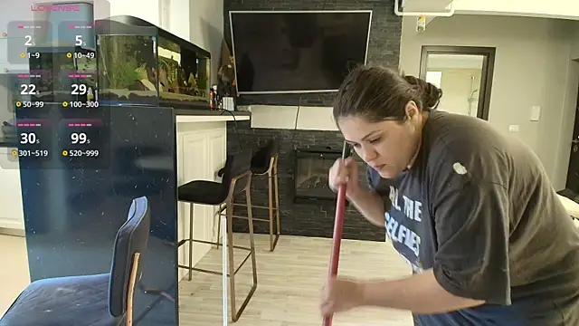 Layla- online show from September 19, 2025, 9:57 am