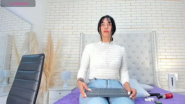 Emilly wilson  online show from November 22, 2025, 11:42 am