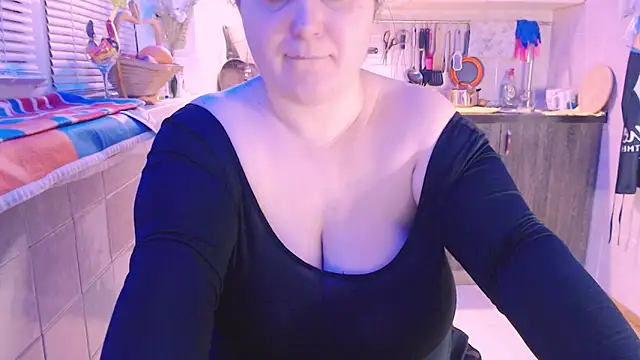 Snapshot of SoftLia chatting on January 7, 2025, 4:59 pm SoftLia online show from January 7, 2025, 4:59 pm