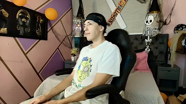 Snapshot of Andrew_Wolff chatting on October 30, 2025, 3:38 am Andrew Wolff online show from October 30, 2025, 3:38 am