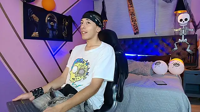 Snapshot of Andrew_Wolff chatting on October 31, 2025, 3:25 am Andrew Wolff online show from October 31, 2025, 3:25 am