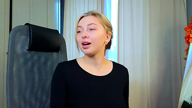 christie luv online show from November 20, 2025, 10:16 am