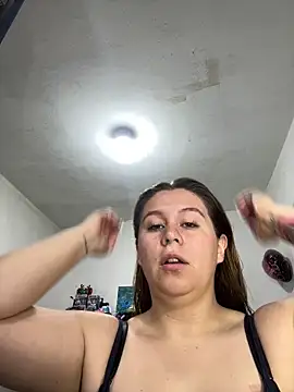 Snapshot of sarah_t1_ chatting on May 6, 2026, 5:39 pm sarah t1 online show from May 6, 2026, 5:39 pm