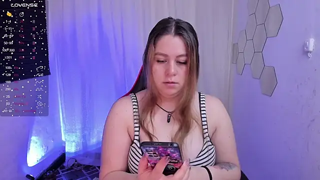 Snapshot of sarah_t1_ chatting on May 26, 2026, 3:10 pm sarah t1 online show from May 26, 2026, 3:10 pm