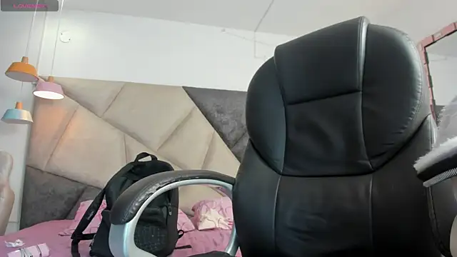 SaskiaGrendel online show from April 12, 2026, 12:03 am